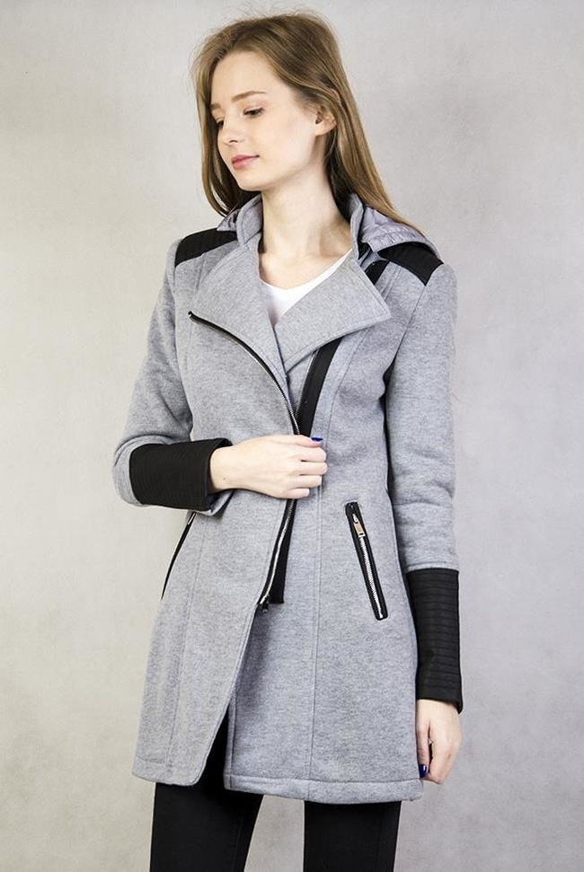 Jasnoszary płaszcz ze skóropodobnymi wstawkami