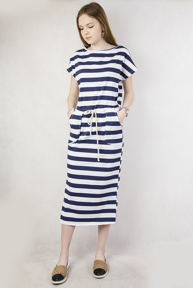 Sukienka w biało-granatowe paski z kieszeniami, wiązana sznurkiem