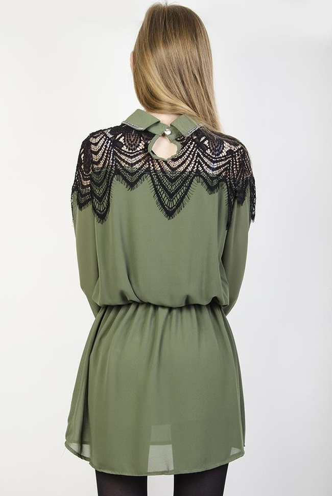Zielona szyfonowa sukienka ze zdobieniem i kołnierzykiem