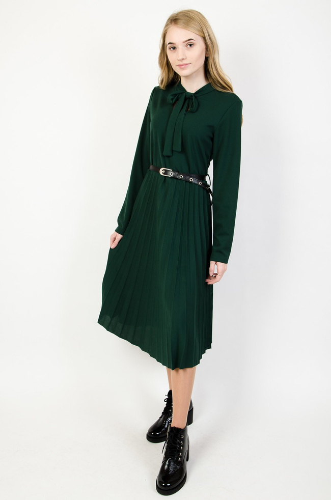 Ciemnozielona sukienka midi z plisowanym dołem oraz paskiem