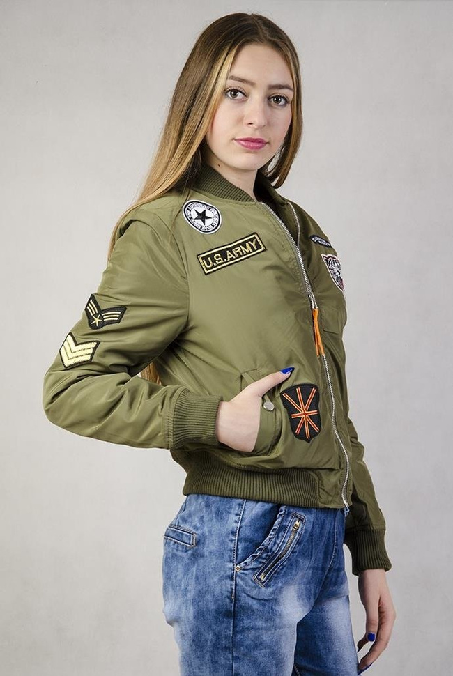 Khaki kurtka z naszywkami typu bomber