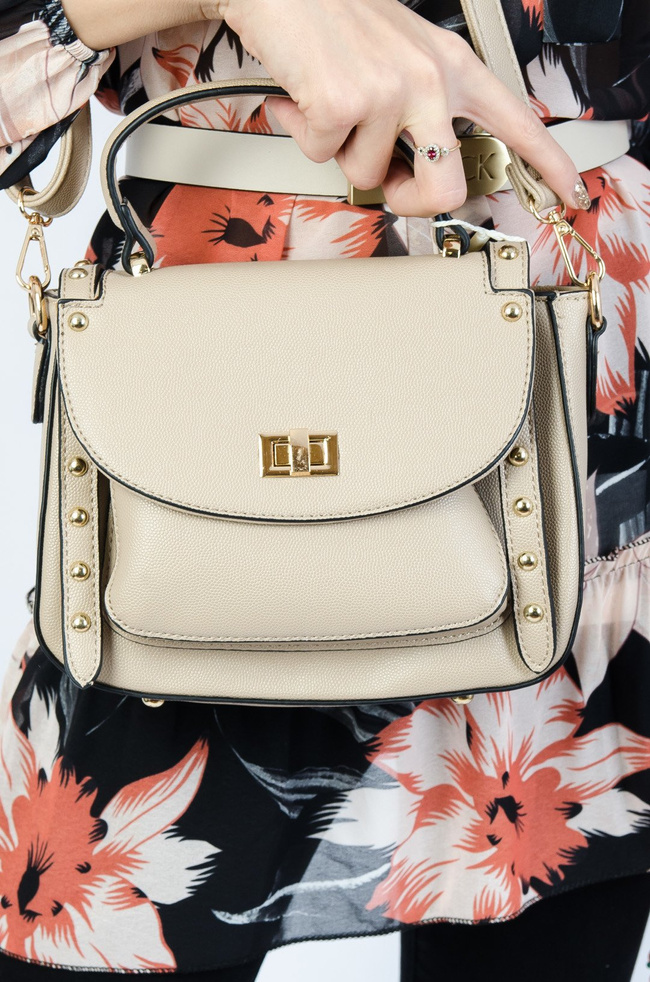 Beżowa torebka typu kuferek ze złotymi dżetami