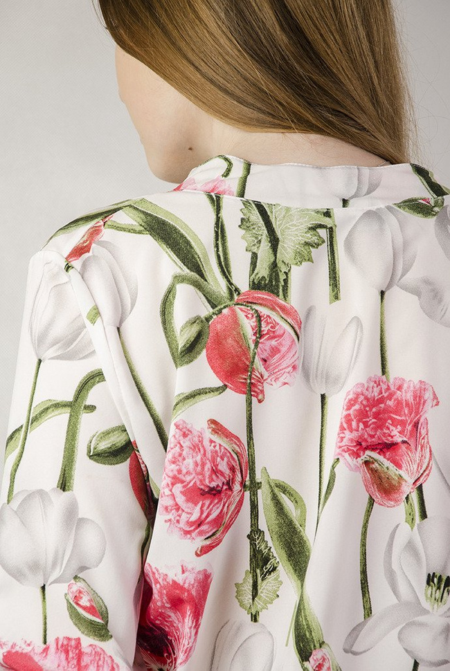 Biała bluzka z w czerwone kwiaty