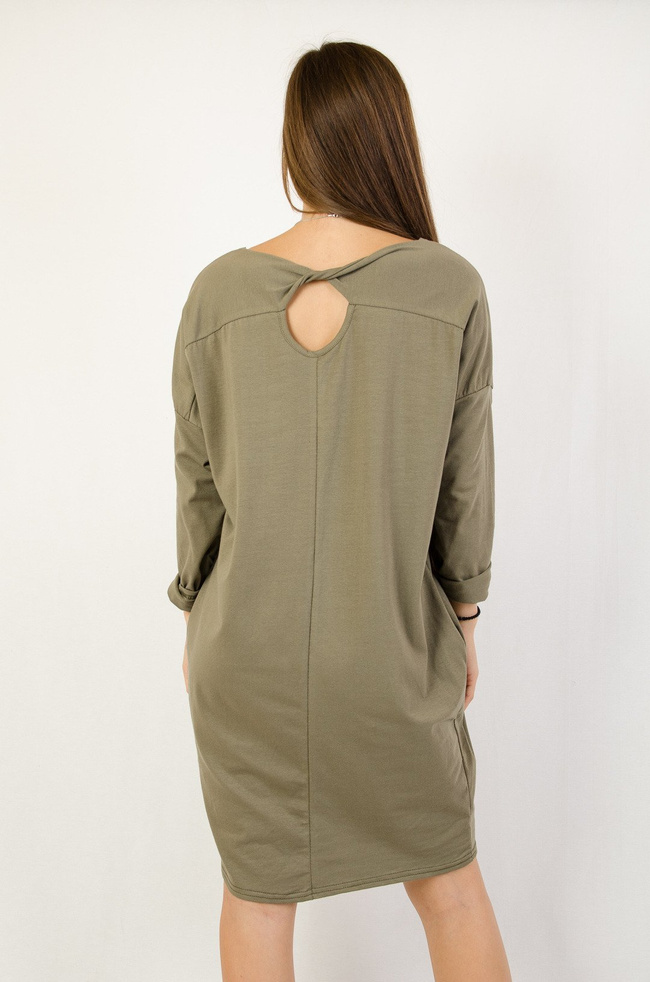 Zielona sukienka z kieszeniami oraz kwiatem z przodu