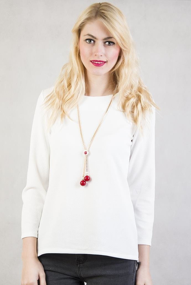 Biała bluzka z wisiorkiem