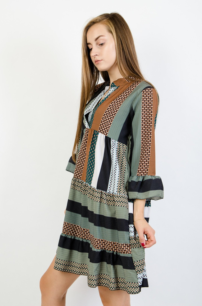 Wzorzysta sukienka z falbaną na dole