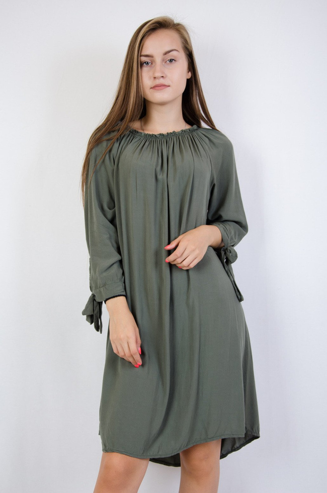 Zielona sukienka z gumką w dekolcie i wiązanymi rękawami