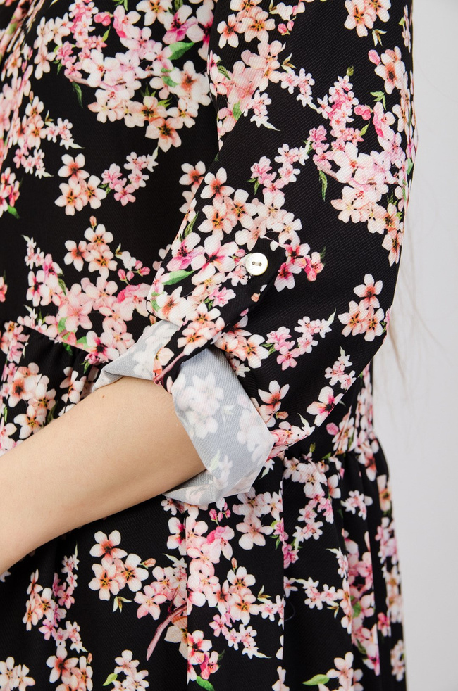 Czarna sukienka w drobne różowe  kwiaty, zapinana na guziki