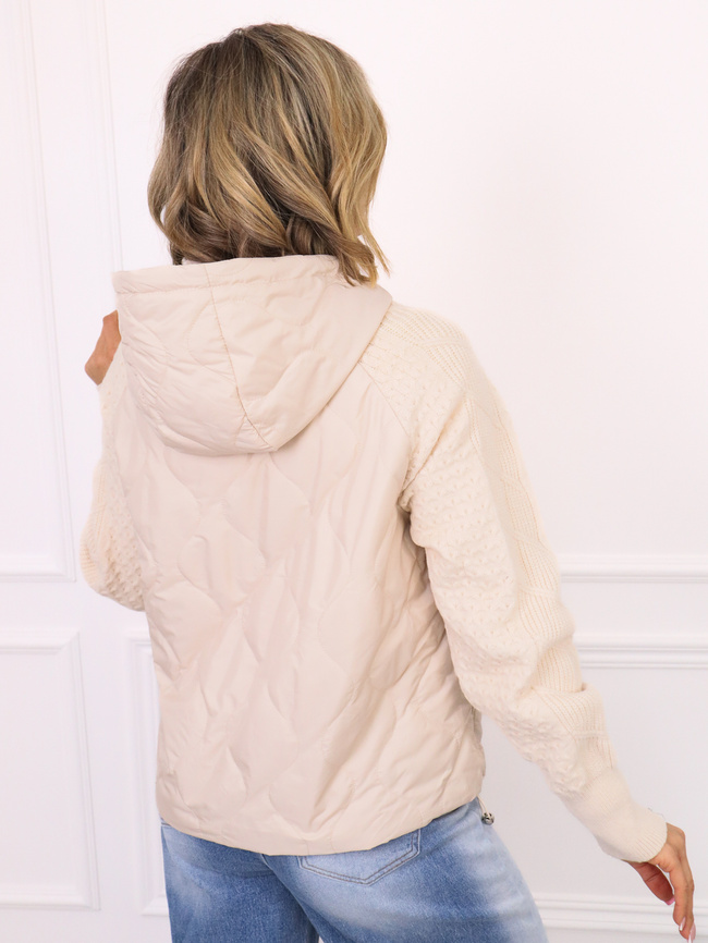 KURTKA PRZEJŚCIOWA ZE SWETERKOWYMI RĘKAWAMI- JASNOBEŻOWA