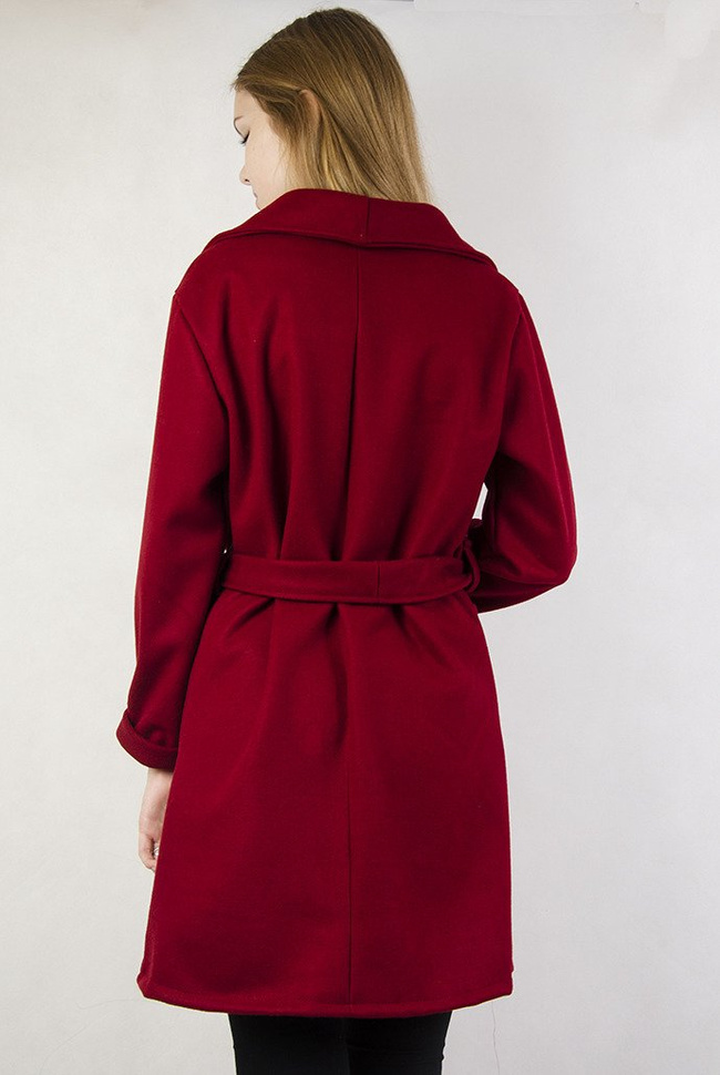 Bordowy płaszcz wiązany w pasie