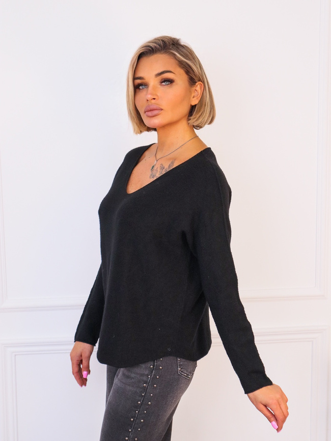 SWETER DZIANINOWY OVERSIZE Z DEKOLTEM W SEREK- CZARNY