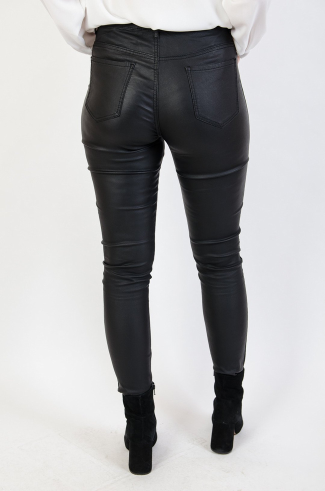 Czarne spodnie plus size skórkowe z lampasami 