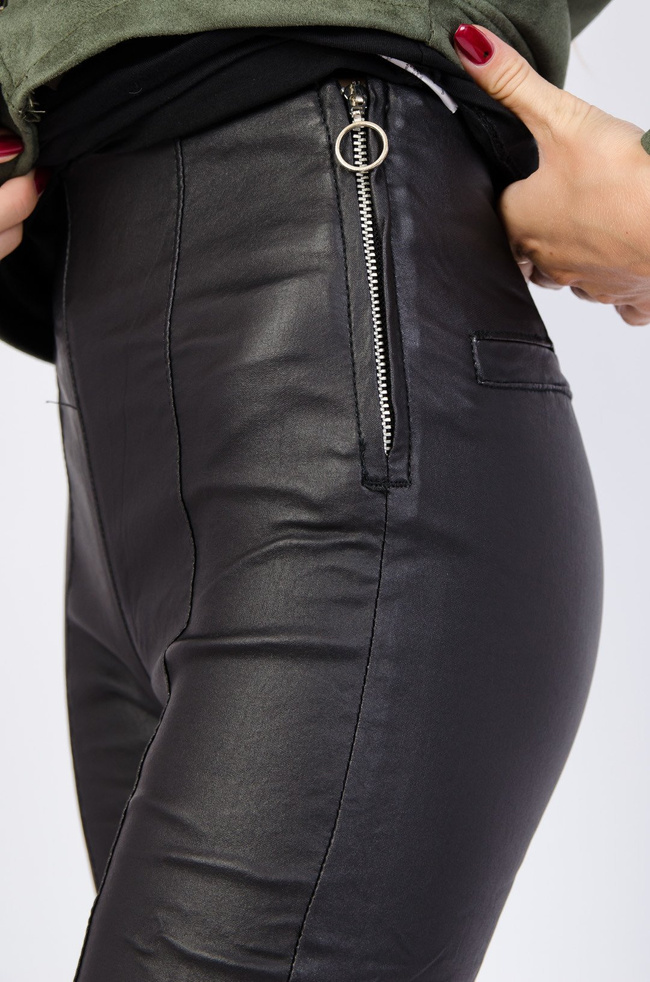 Czarne woskowane spodnie z przeszyciami oraz zamkiem z boku