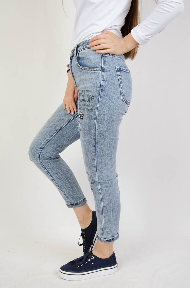 Spodnie jeansowe typu BOYFRIEND z napisami