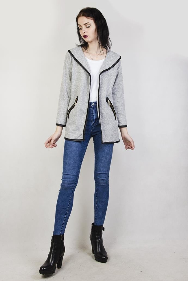 Jasnoszara narzuta ze złotymi zamkami