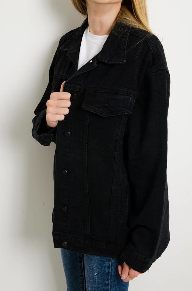 CZARNA KURTKA JEANSOWA Z NASZYWKĄ NA PLECACH