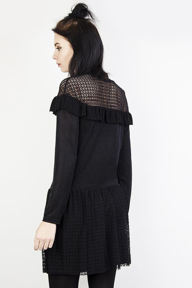 Czarna sukienka z falbanką przy dekolcie oraz ażurowymi wstawkami