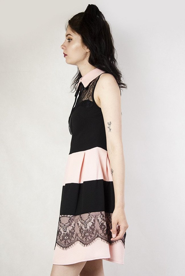 Różowo-czarna sukienka z koronkowymi wstawkami