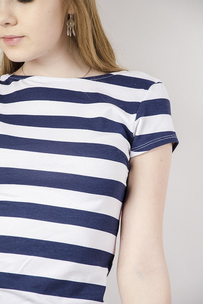 Sukienka w biało-granatowe paski wiązana wstążką z tyłu