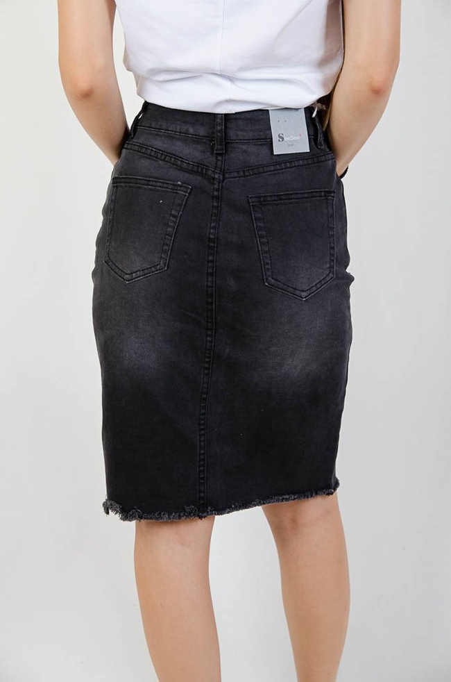 Ciemnoszara ołówkowa spódnica z rozporkiem z przodu oraz przetarciami