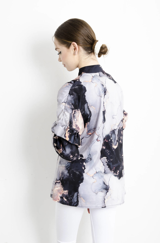 KOSZULA  MARMURKOWA Z FALBANAMI NA RĘKAWACH - CZARNA