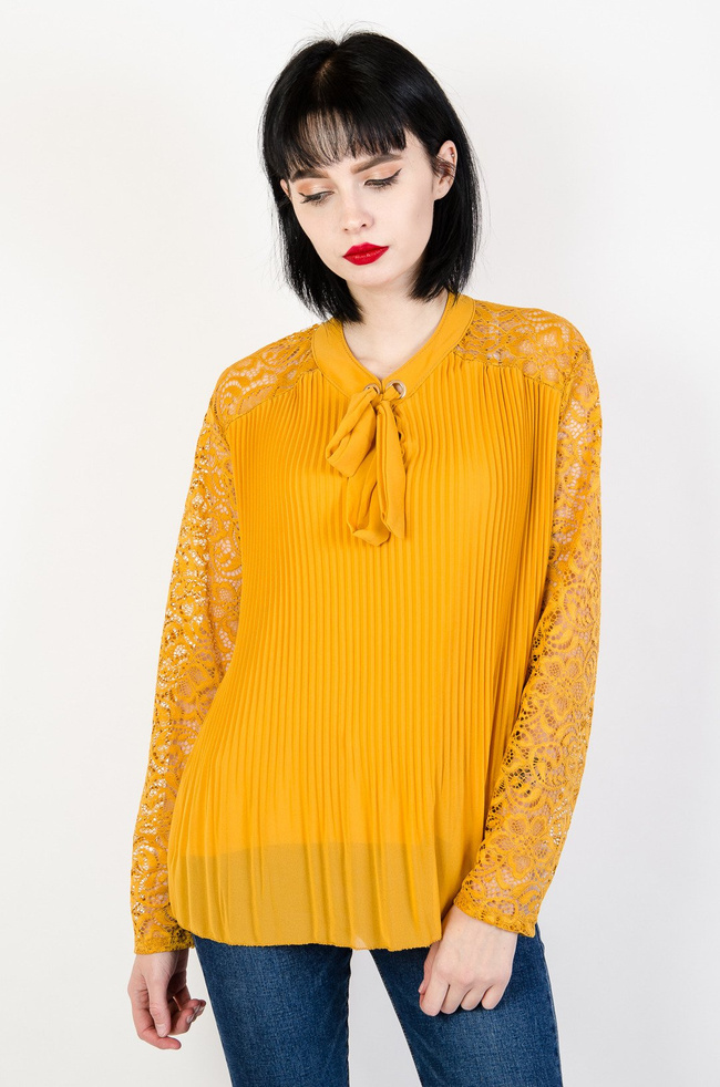 Musztardowa plisowana koszula z koronkowymi rękawami