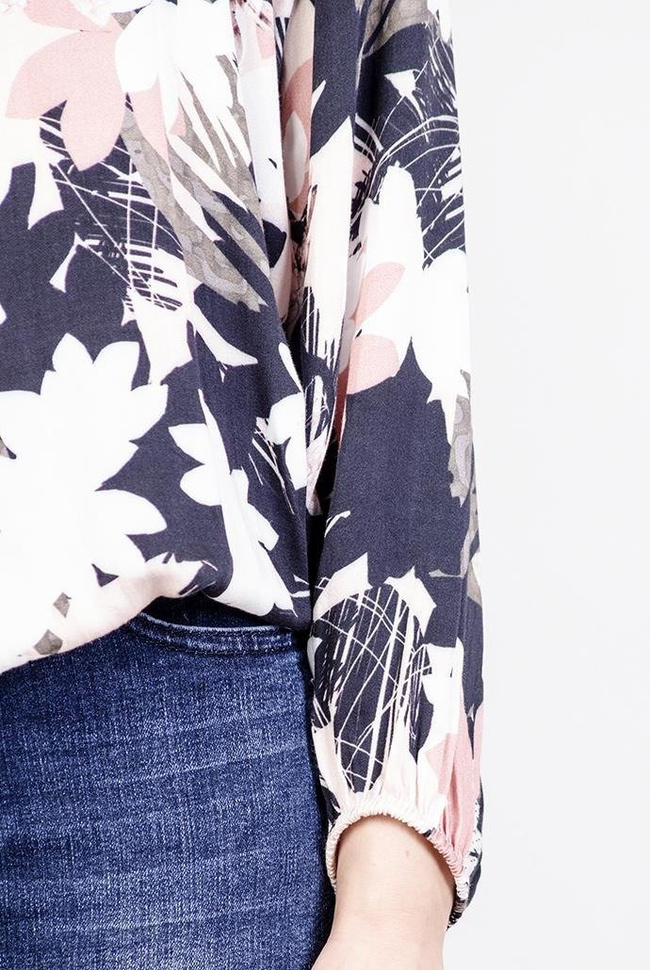 Bluzka w motyw kwiatowy, z wiązaniem w dekolcie