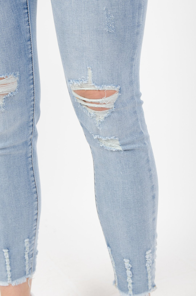 Jasne spodnie jeansowe typu plus size z wysokim stanem