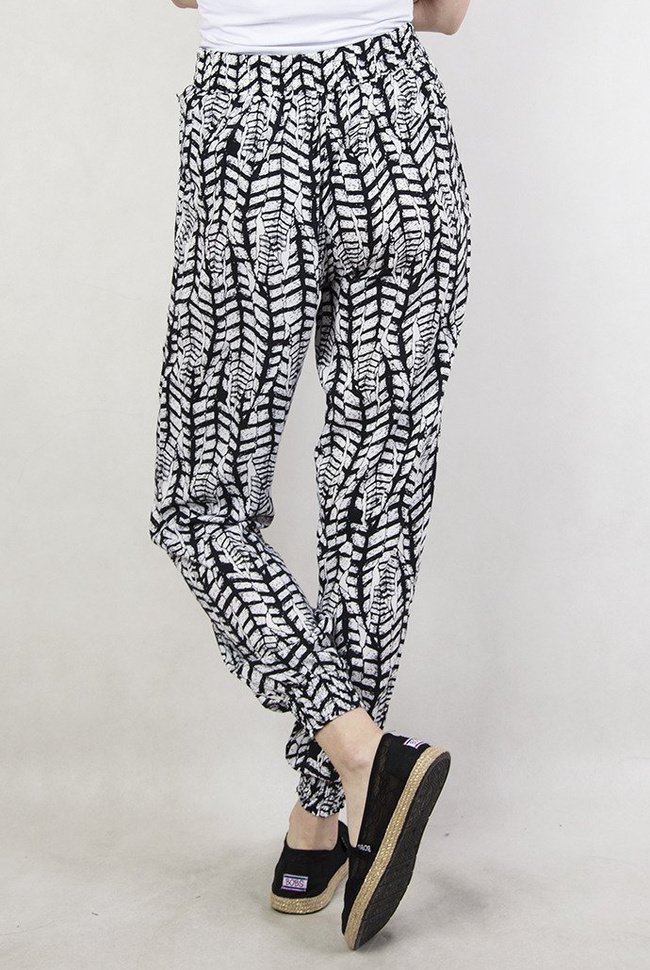 Czarne spodnie alladynki w białe wzory