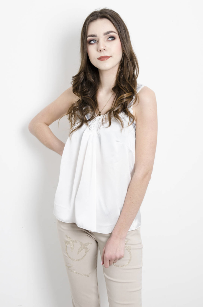 SATYNOWY TOP NA RAMIACZKACH WYKOŃCZONY KORONKĄ - BIAŁY