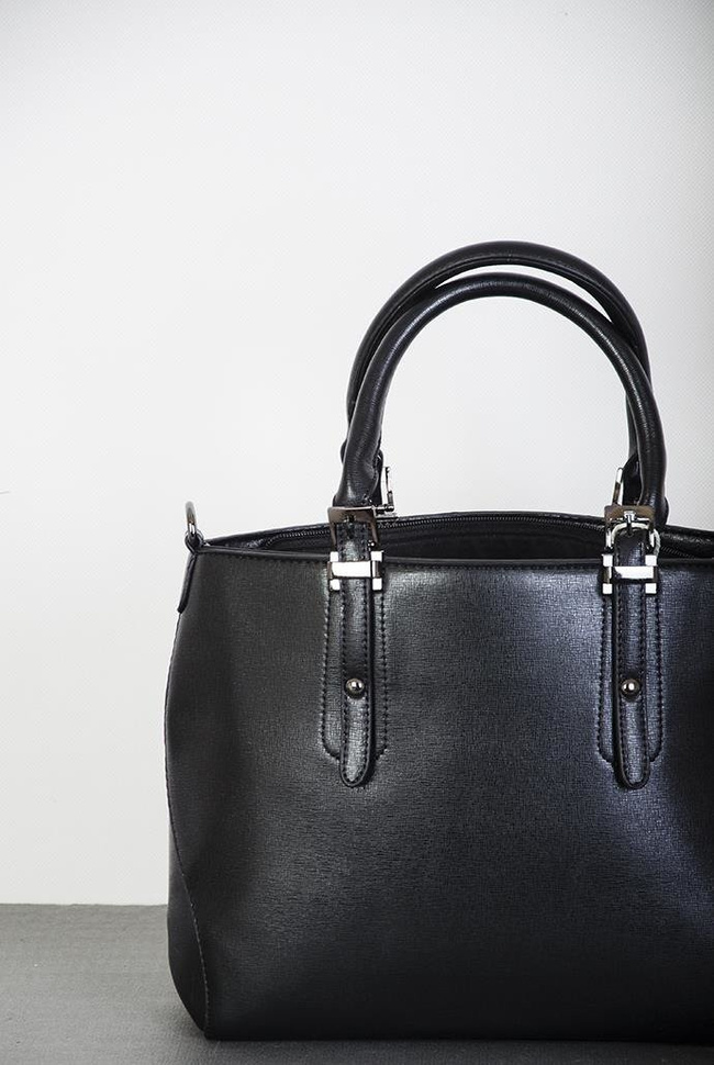 Czarna torebka średniej wielkości "shopper"