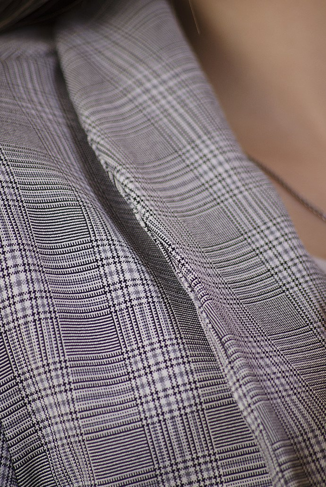 Szara marynarka w kratkę z marszczeniem na rękawach