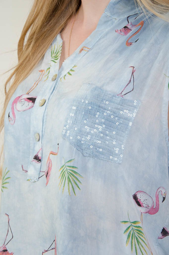 NIEBIESKA BLUZKA KOSZULOWA Z FLAMINGAMI ORAZ CEKINOWĄ KIESZONKĄ