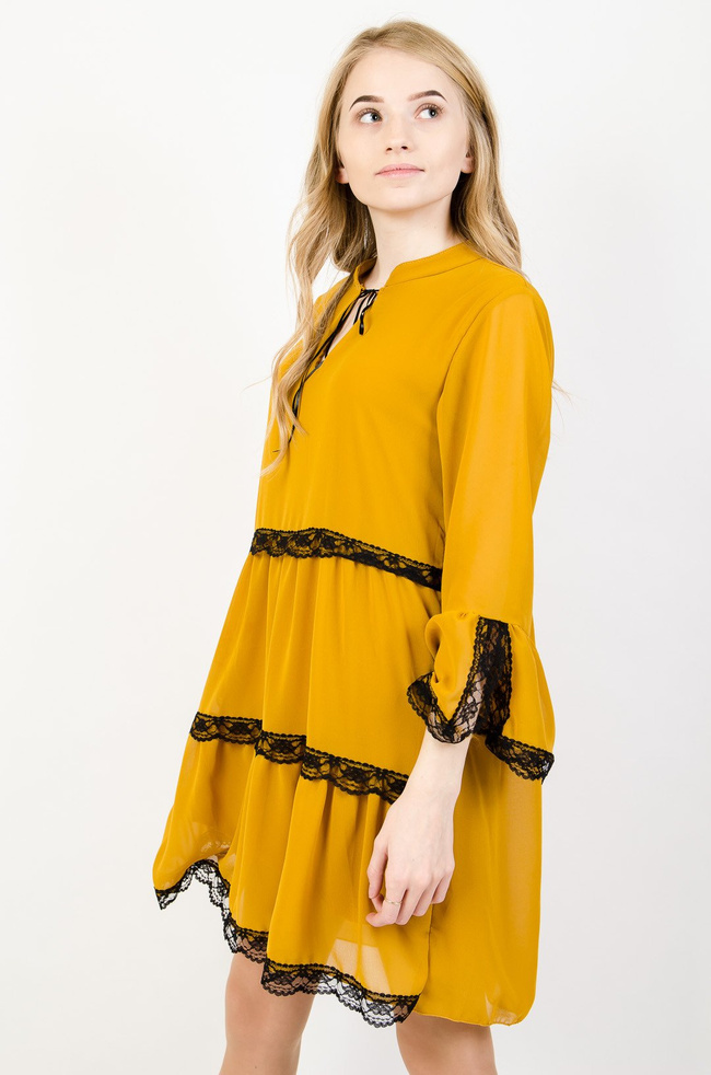 Musztardowa sukienka delikatnie rozszerzana z koronką