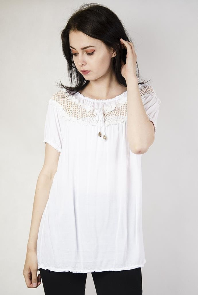 Biała bluzka z wycięciami przy dekolcie