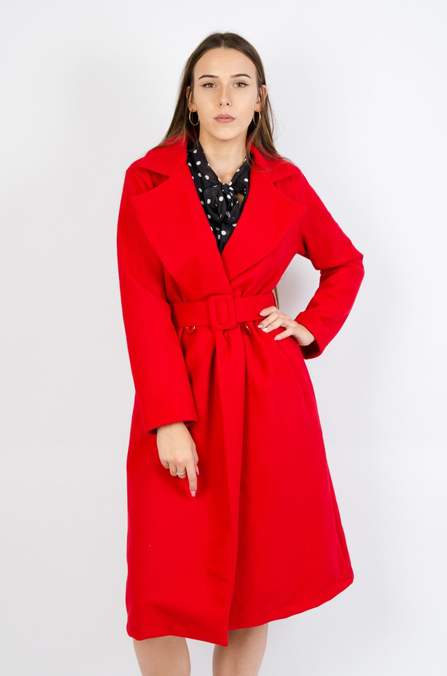 Długi czerwony płaszcz z paskiem