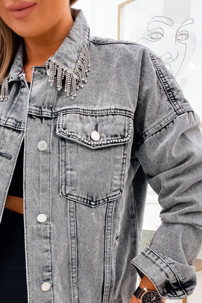 SZARA KURTKA JEANSOWA Z OZDOBNYM KOŁNIERZEM I KIESZENIAMI 