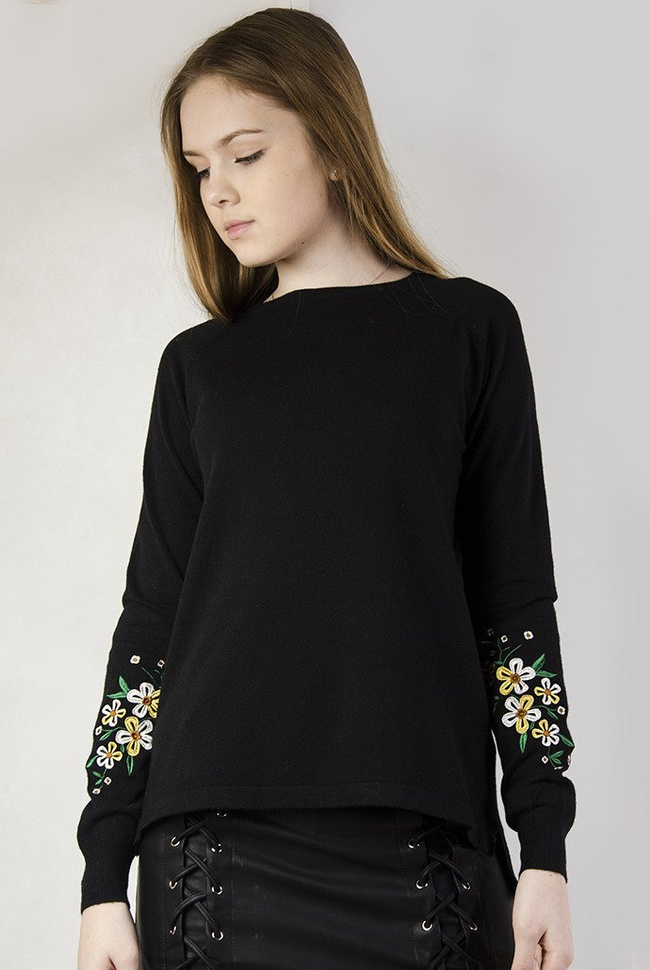 Czarny sweterek z kwiatami haftowanymi na rękawach