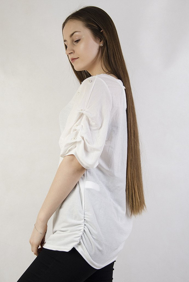 Biała bluzka z wycięciem na plecach oraz koralikami na ramionach