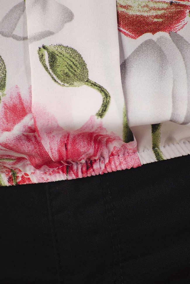 Biała bluzka z gumką w pasie