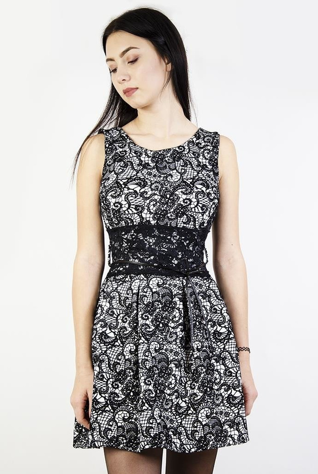 Biała sukienka z motywem kwiatowym, wykończona koronką