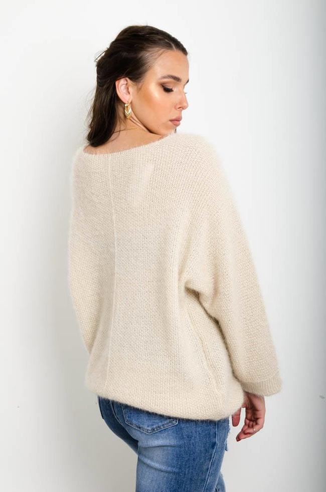 BEŻOWY SWETER NIETOPERZ Z DEKOLTEM W SZPIC