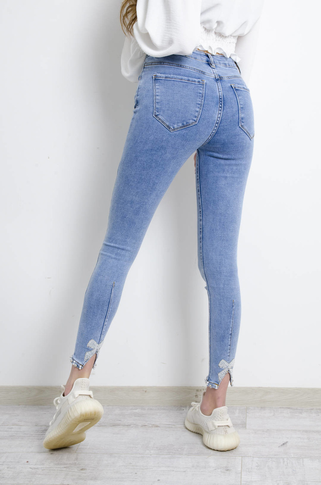 SPODNIE JEANSOWE Z OZDOBNYMI KORALIKAMI I KOKARDĄ