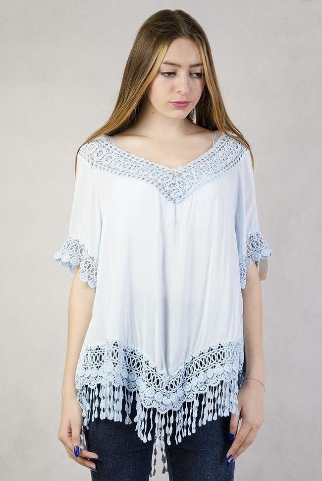 Niebieska, asymetryczna bluzka z ażurowymi zdobieniami i frędzelkami