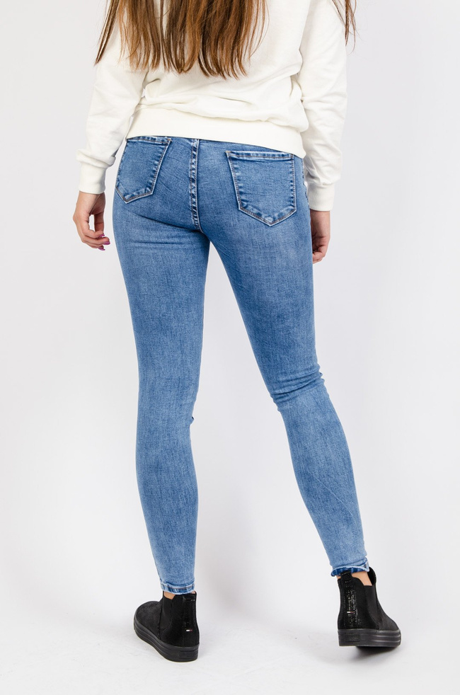 Jasne spodnie jeansowe z przetarciami