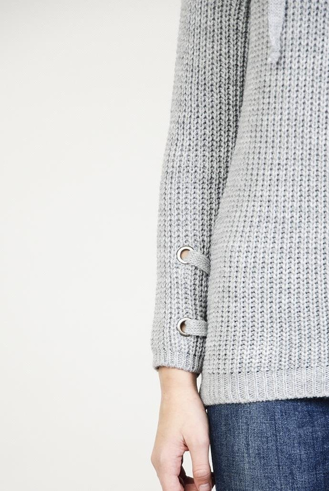 Szary sweter z wiązaniem w dekolcie