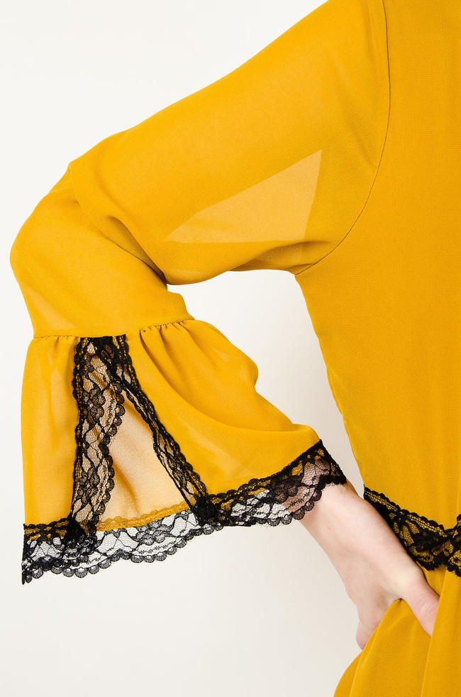 Musztardowa sukienka delikatnie rozszerzana z koronką