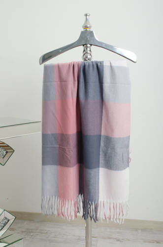 SZAL W KRATĘ Z FRĘDZLAMI- RÓŻOWY