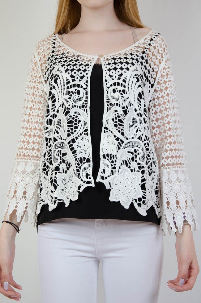 Biała ażurowa narzutka zapinana na guzik