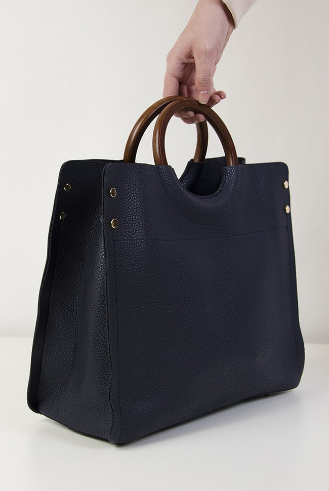 Granatowa torebka z drewnianą rączką